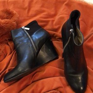 🔆Michael Kors Stunning Wedge Zip up Leather & Upper back Stretch Fabric bootie